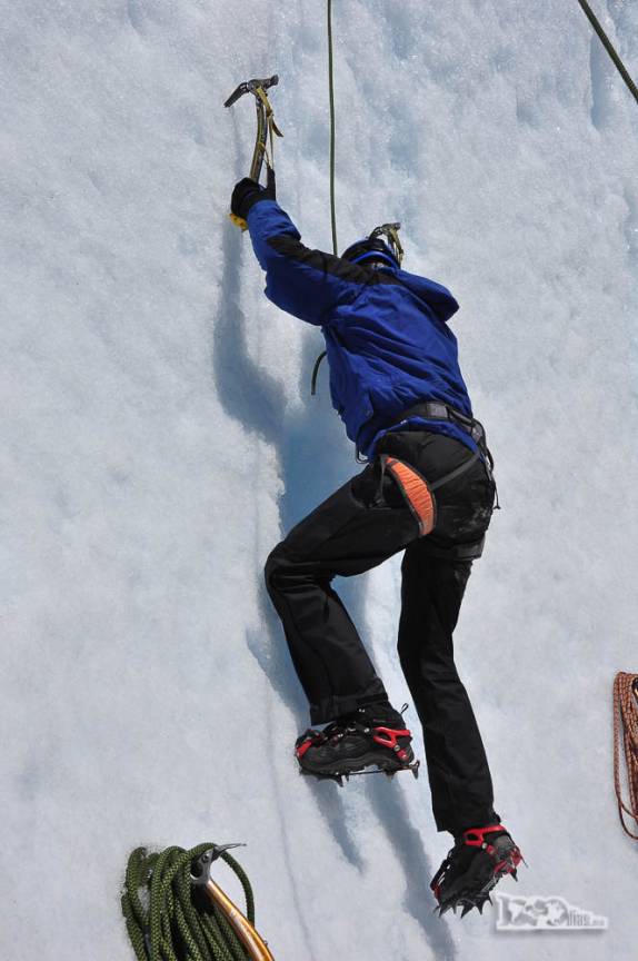 escalando uma parede de gelo no glaciar Viedma, no Parque Nacional Los Glaciares, região de El Chaltén, no sul da Argentina